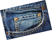 detalle de costura de bolsillo de pantalon jean