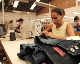 Mujer trabajadora en Taller de Confección de Jeans Paraguay Sudamérica